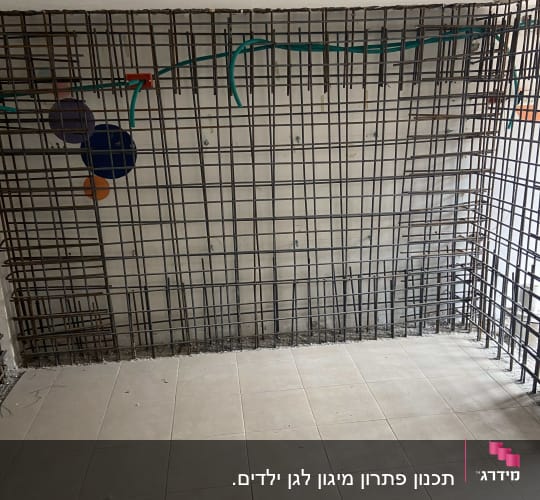 רשת ברזל לבנייה עם צינורות ירוקים